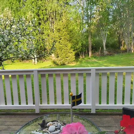 Lilla Huset Med Stor Traedgardstomt Naera Golf Och Hav Villa Trosa Exterior photo
