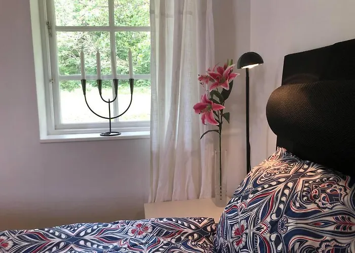 Lilla Huset Med Stor Traedgardstomt Naera Golf Och Hav
