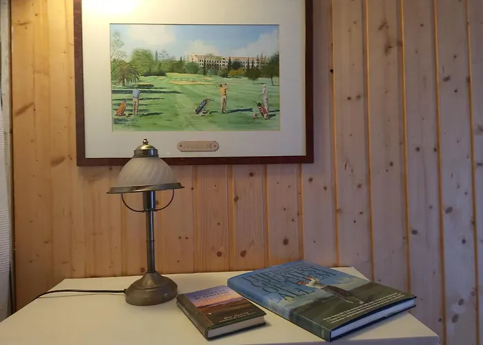 Lilla Huset Med Stor Traedgardstomt Naera Golf Och Hav