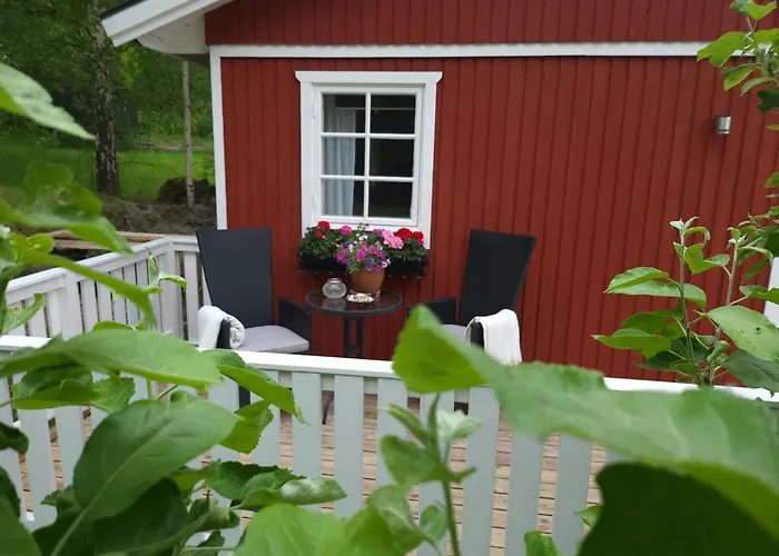 Lilla Huset Med Stor Traedgardstomt Naera Golf Och Hav