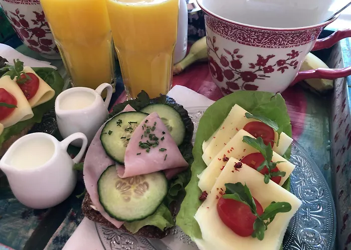 Lilla Huset Med Stor Traedgardstomt Naera Golf Och Hav