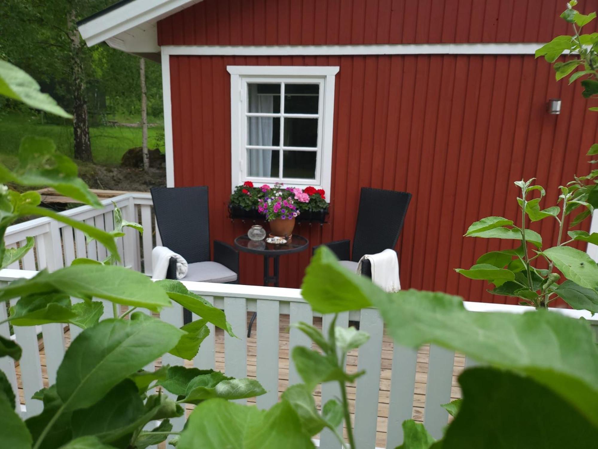 Lilla Huset Med Stor Traedgardstomt Naera Golf Och Hav